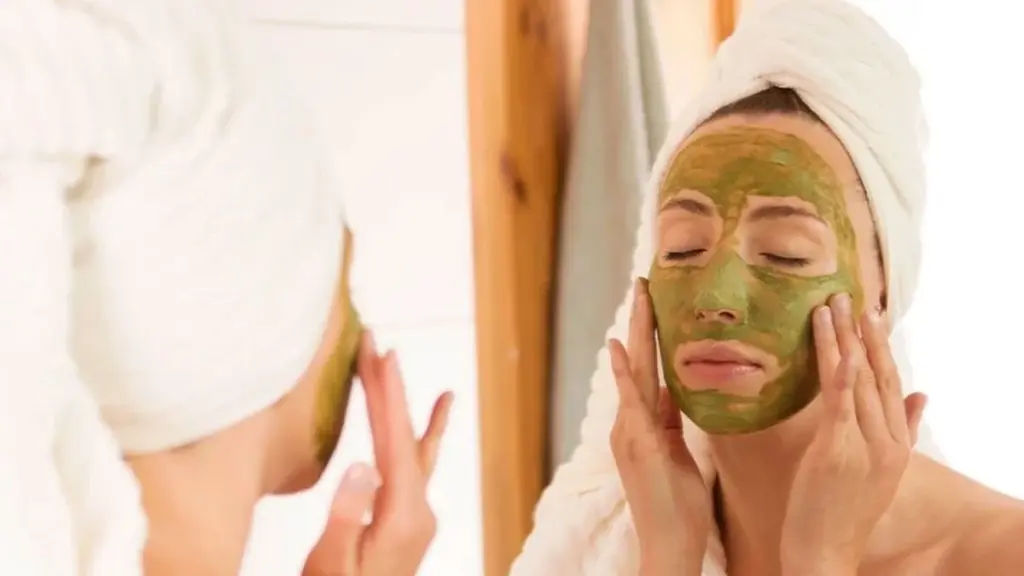 De verborgen gele pot in je keukenkast: dit stopt een doffe huid binnen 15 minuten