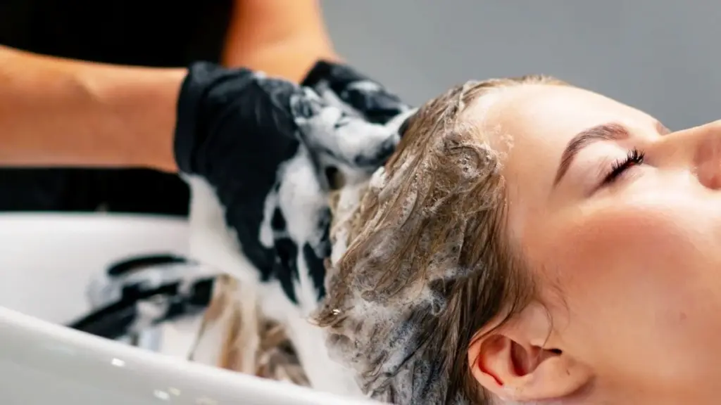 Dèze routine vóór het wassen verdubbelt je haarkleur: stop met deze fout