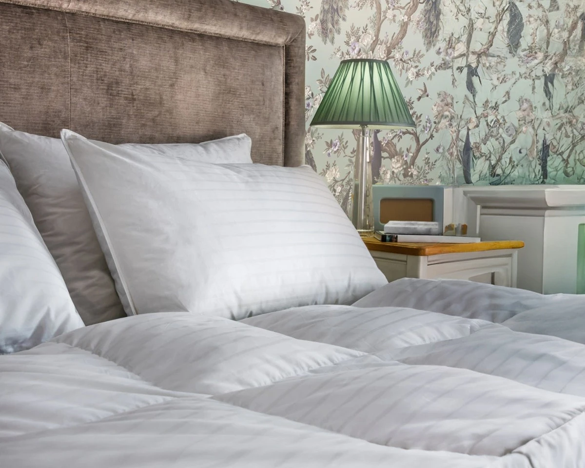 Die 4 witte kussens in je hotelbed: gebruik de blauwe strip - image 1