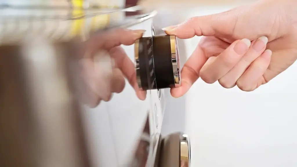 Druk deze 2 knoppen in en je wasmachine reinigt zichzelf: het geheim dat monteurs verzwijgen