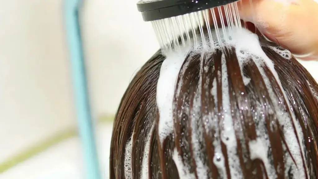 Grijze haren door verkeerd wassen? De 37 graden-regel blokkeert veroudering