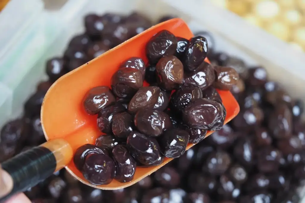 Waarom de meeste zwarte olijven in de supermarkt eigenlijk groen zijn