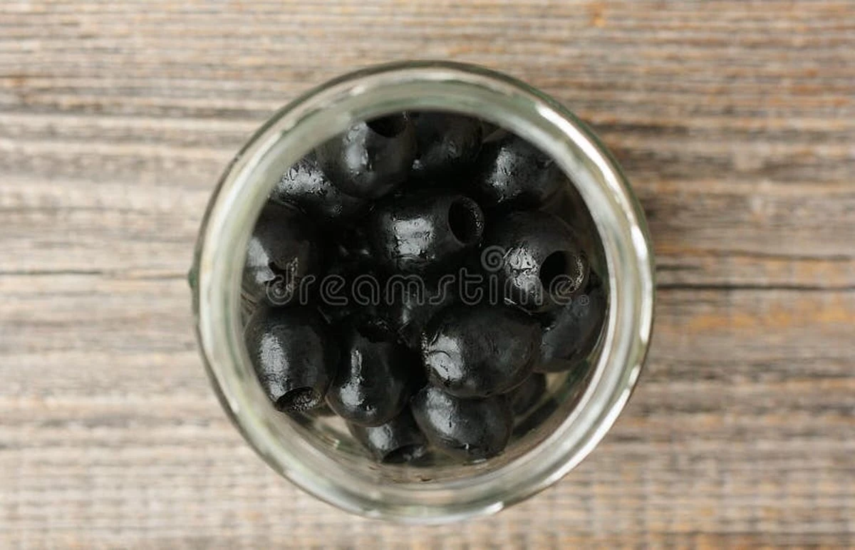 Waarom de meeste zwarte olijven in de supermarkt eigenlijk groen zijn - image 1