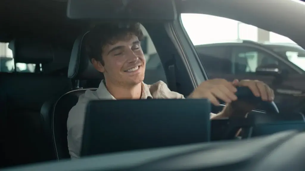 Waarom de traditionele autoradio geruisloos uit nieuwe modellen verdwijnt