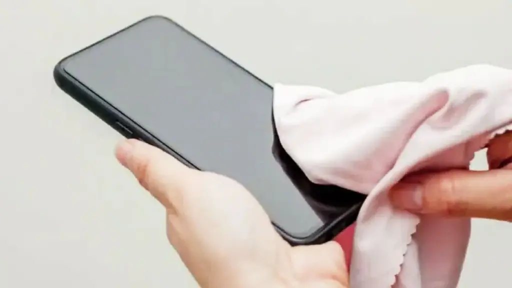 Waarom die handige brilpoetsdoekjes je iPhone-scherm slopen: een waarschuwing