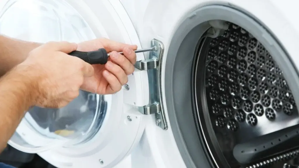 Waarom die open wasmachinedeur in februari 2026 voor dure reparaties zorgt