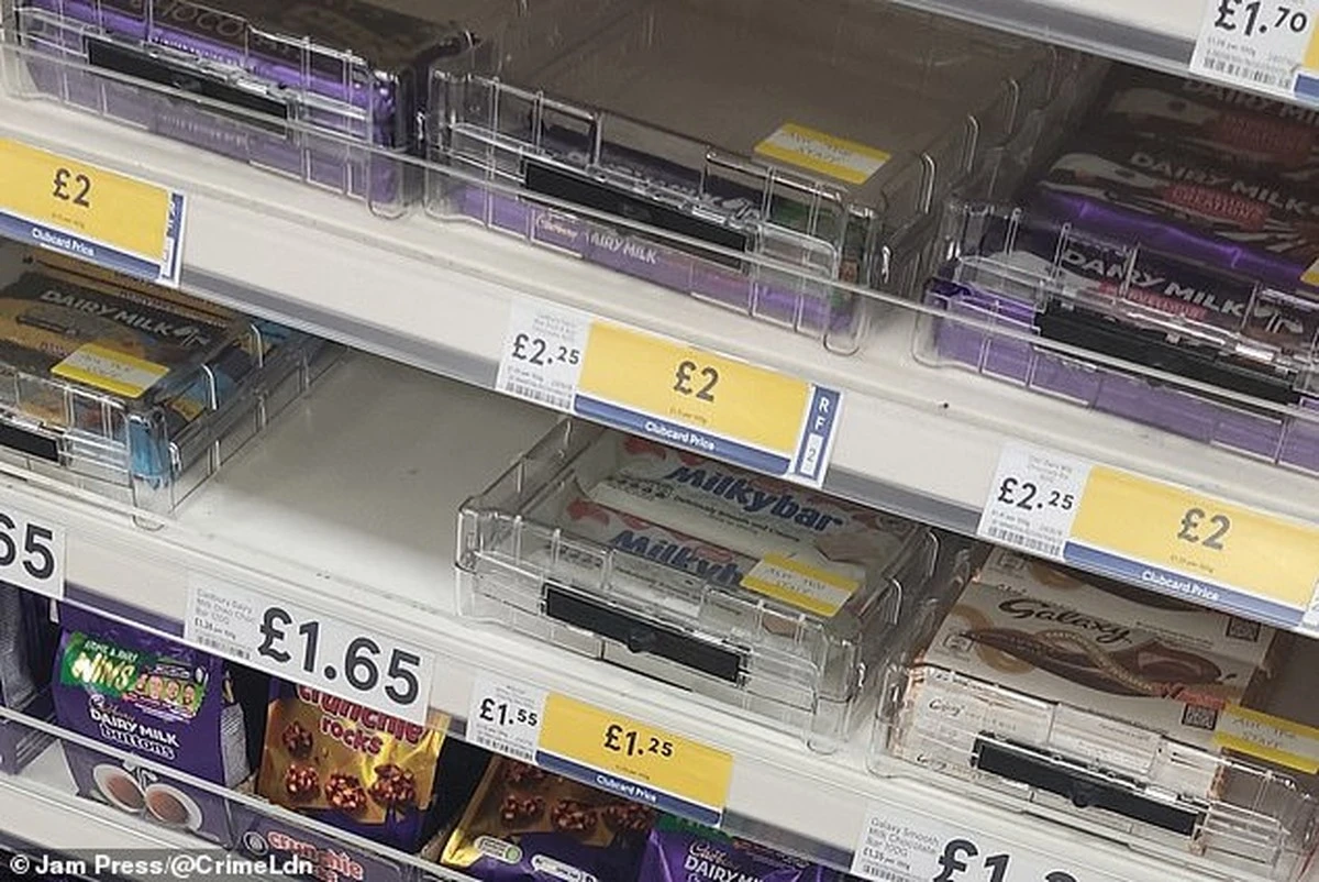 Waarom die reep chocolade in de supermarkt ineens achter slot en grendel zit - image 1