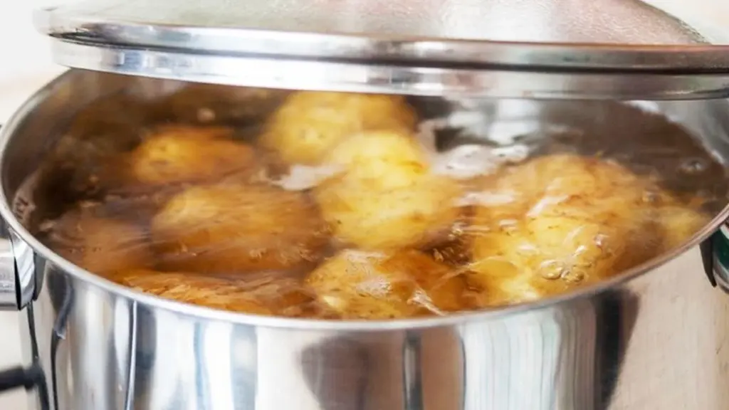 Waarom ik aardappels nooit meer in water kook: de bouillon-truc