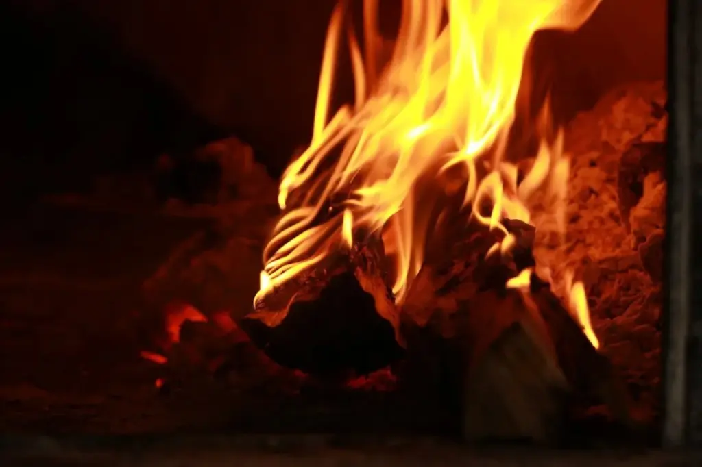 Waarom je de kachel voortaan van bovenaf moet aansteken