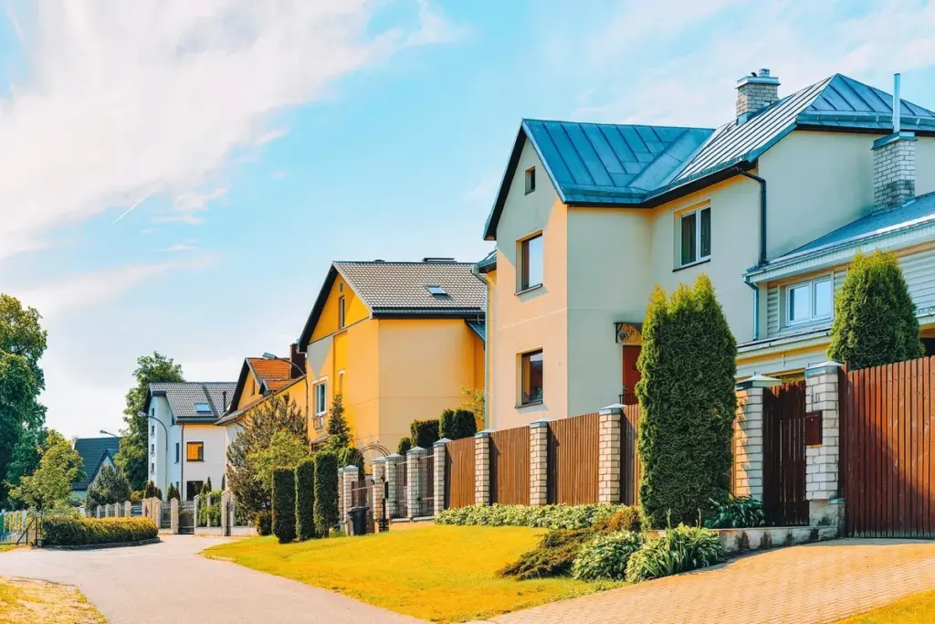 Waarom je de poort van je oprit nooit naar de straatkant moet laten openen
