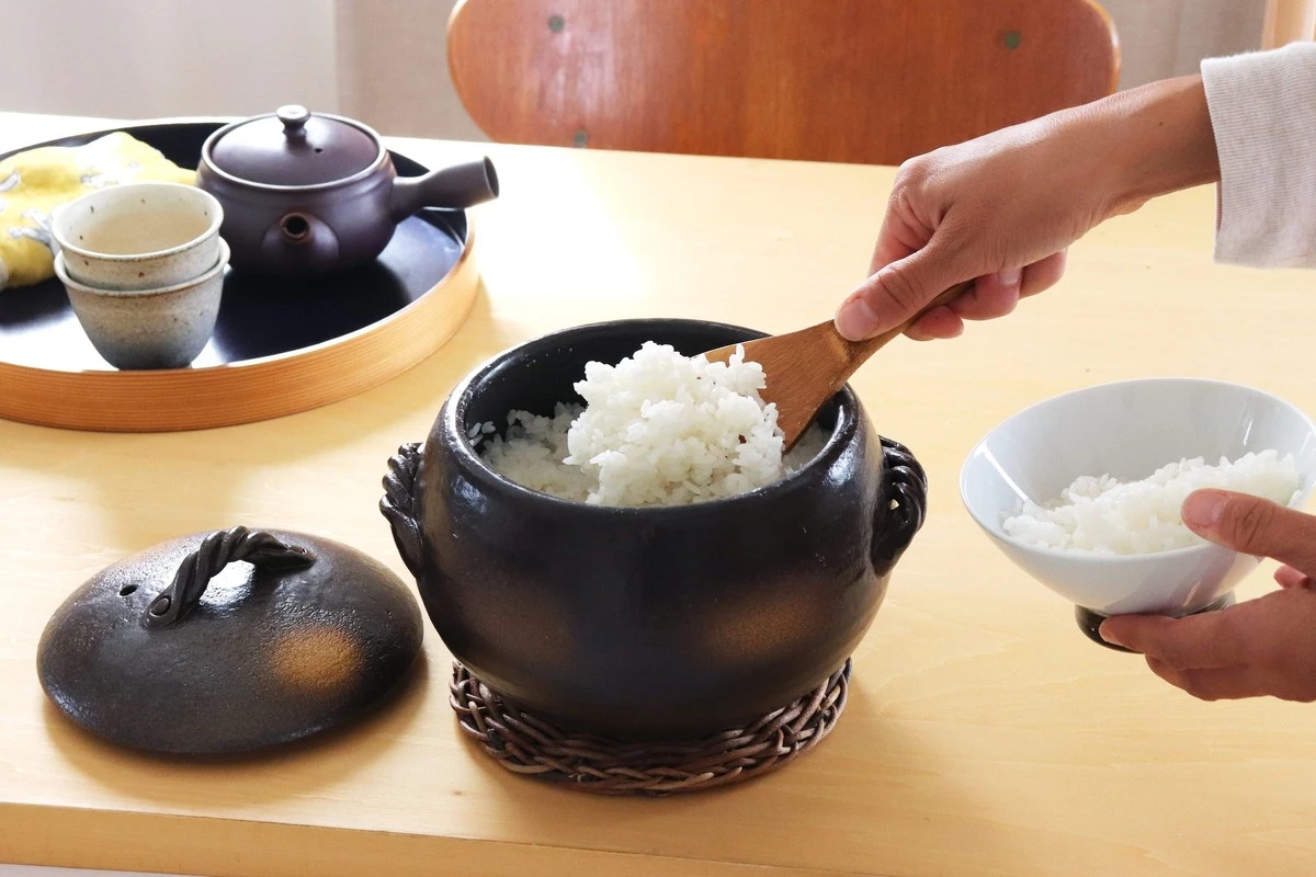 Waarom je gekookte rijst nooit plat moet drukken in de pan - image 1