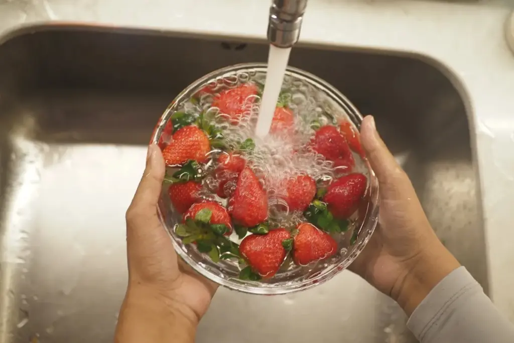 Waarom je groenten en fruit nooit met warm water moet wassen