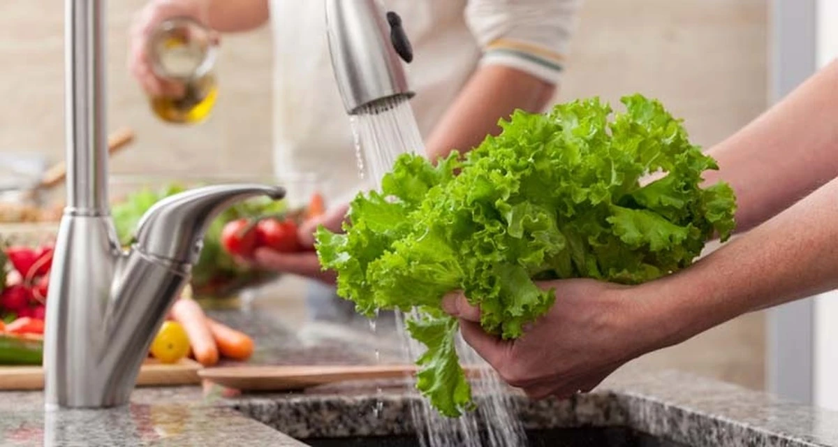 Waarom je groenten en fruit nooit met warm water moet wassen - image 1