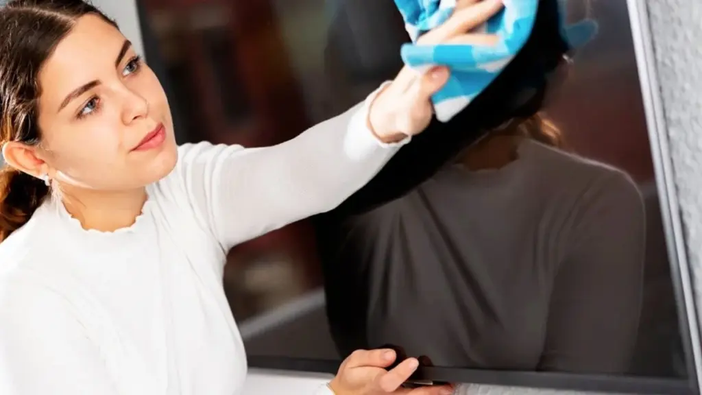 Waarom je nooit glasreiniger op je moderne tv-scherm moet spuiten