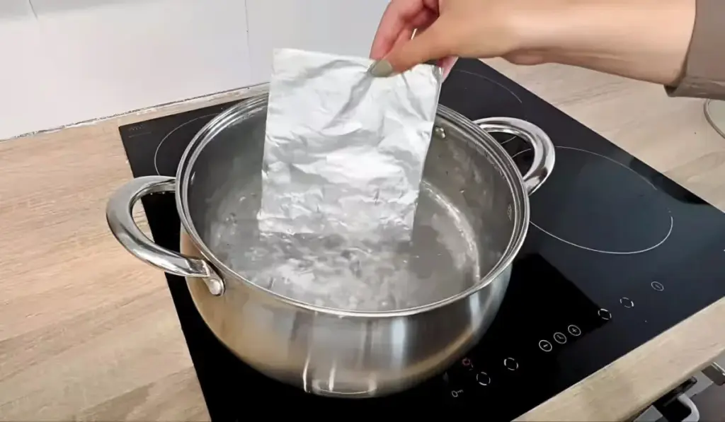 Waarom slimme koks een propje aluminiumfolie in een pan met kokend water leggen