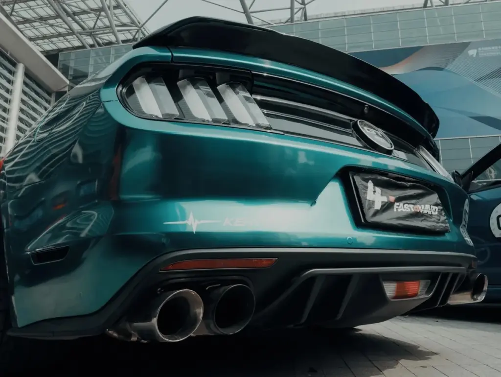 Waarom twee uitlaatpijpen onder je auto niet altijd voor meer vermogen zorgen