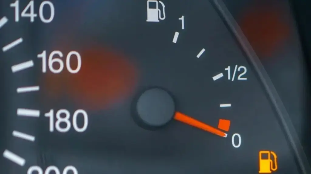 Hoelang kun je echt nog blijven rijden als het reservelampje brandt?