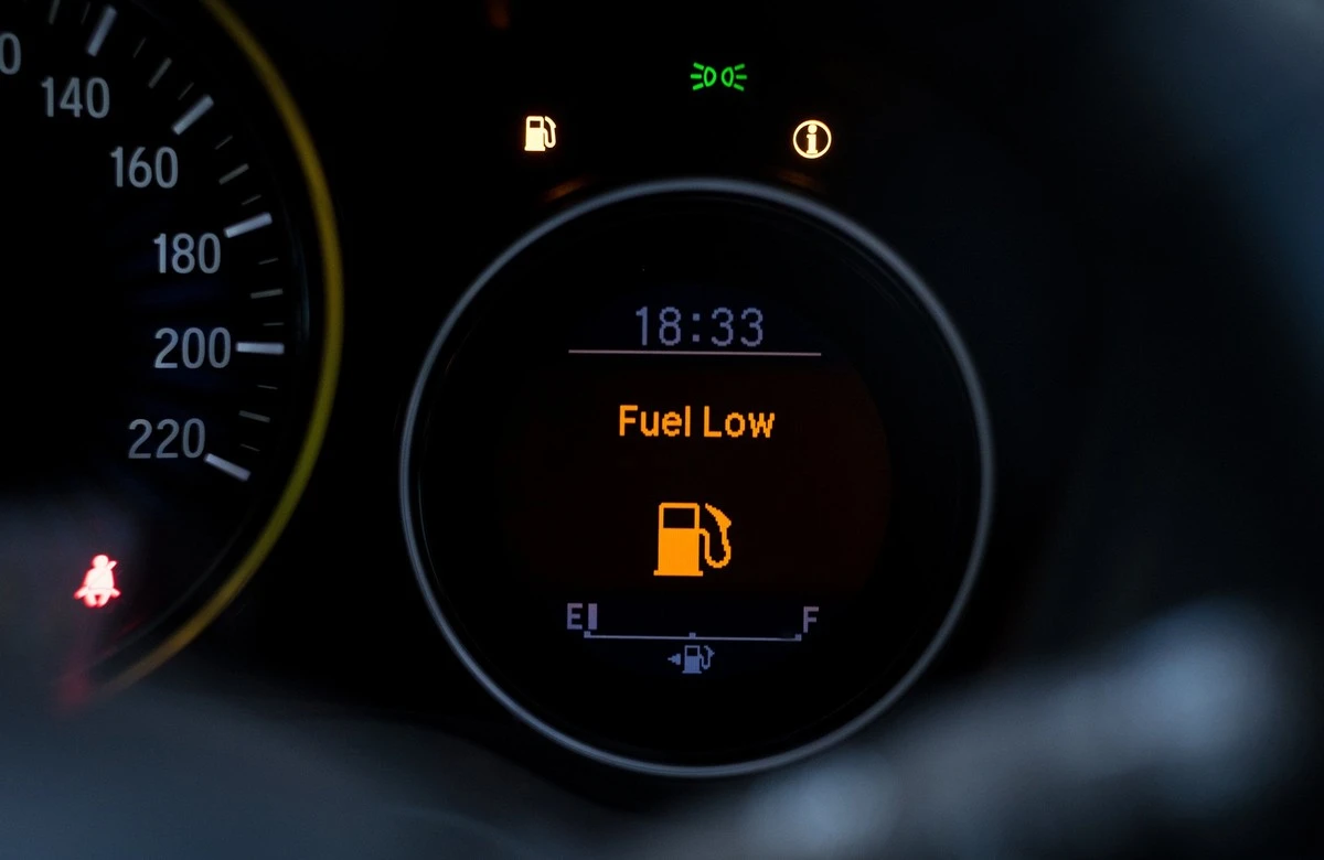 Hoelang kun je echt nog blijven rijden als het reservelampje brandt? - image 1