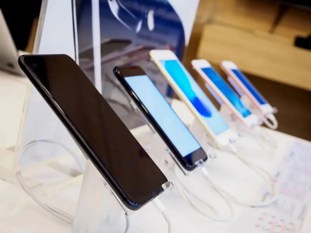 Waarom een gebruikte iPhone 13 Pro vaak slimmer is dan een nieuwe Samsung A55