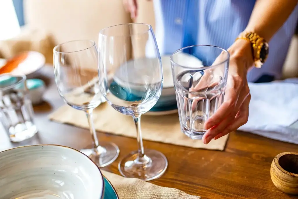 Waarom ervaren horeca-experts hun wijnglazen in de vaatwasser zetten (en niet in de gootsteen)