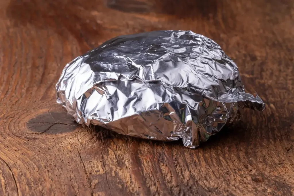 Waarom ervaren hobbykoks tegenwoordig massaal een vel aluminiumfolie op hun aanrecht leggen